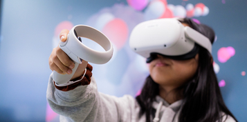 Kind mit VR-Brille im Unterricht