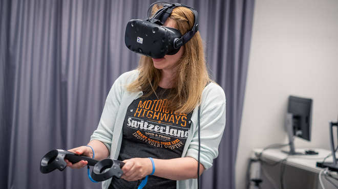 Une femme portant un casque de réalité virtuelle