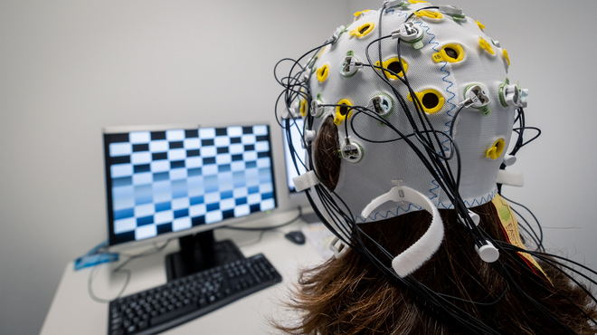 A participant in a study at the electroencephalography (EEG) laboratory of UniDistance Suisse